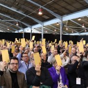 La militància d'ERC durant una de les primeres votacions del Congrés Nacional del partit a Martorell