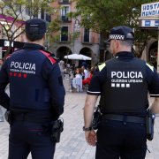 Un agent dels Mossos d'Esquadra i un de la Guàrdia Urbana de Lleida a l'Eix Comercial de Lleida..