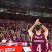 Rafa Villar agraeix amb aplaudiments el suport de l’afició. - JAVI ENJUANES