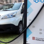 Un vehicle recarrega la bateria.