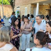 El secretari judicial, amb l’alcaldessa de Balaguer i tècnics de Serveis Socials davant de la casa. - E.FARNELL