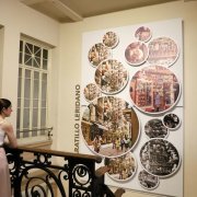 Mural fotogràfic amb imatges antigues de Lo Baratillo de Lleida, a l’escala del Casino Principal. - MAGDALENA ALTISENT