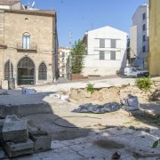 Nova vista al carrer Cavallers- La demolició dels tres edificis en ruïna dels números 34, 36 i 38 del carrer Cavallers permet obtenir una nova perspectiva de la zona i fer més visible l’edifici del Roser, en el qual està ubicat el Parador. En aquest solar alliberat després de l’enderrocament, unit al dels números 28, 30 i 32, està previst que la Paeria impulsi la construcció per part d’un promotor privat d’entre 20 i 22 habitatges de lloguer assequible per a joves, per ajudar a regenerar el Barri Antic. - ÀLEX SAMPER