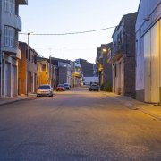 El carrer d’Alguaire on va tenir lloc el tràgic succés dimarts. - JORDI ECHEVARRIA