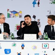 El president ucraïnès, Volodímir Zelenski (centre), al costat del primer ministre britànic, Keir Starmer (esquerra), i del president francès, Emmanuel Macron (dreta), durant la cimera de la Comunitat Política Europea
