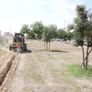 El reg s’instal·la al parc entre els carrers del Roure, Victòria Kent, Era Val d’Aran i Enric Farreny. - MAGDALENA ALTISENT