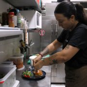 La propietària i xef d'Abbiocco, Marina Alió, prepara una torrada amb pa sense gluten a la cuina del local.