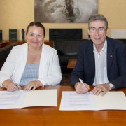 La directora d'Afers corporatius i Accés al mercat d'AstraZeneca, Marta Moreno, i del rector de la UdL, Jaume Puy, durant la signatura del conveni.