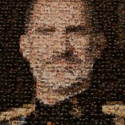 El mosaic amb fotos de l'1-O de Felip VI penjat a la sala de plens de l'ajuntament de Girona.