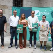 La presentació, ahir a l’IEI, amb els músics Roger Mas i Sicus Carbonell, i el xef Sergi de Meià. - MAGDALENA ALTISENT