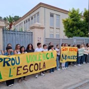 Mestres i membres d’equips directius de les sis escoles de Balaguer ahir durant la mobilització davant del col·legi. - E. FARNELL