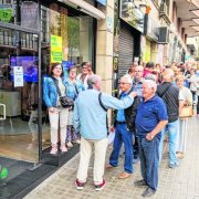 Imatge d’arxiu de cues en una agència de Lleida l’any passat. - SEGRE