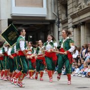 La Colla Bastonera del Pla de l’Aigua va interpretar el ball tradicional durant el Seguici. - JORDI ECHEVARRIA
