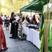 Uno de los estands del mercado, que ofrecía ropa y vestidos de gala árabes.