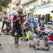 La companyia Sac Espectacles va amenitzar la tarda amb l’espectacle de circ ‘Pam patapam’. - JORDI ECHEVARRIA