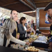El conseller Dalmau va degustar alguns dels formatges exposats. - C.SANS