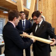 El president de la Generalitat, Salvador Illa, coneix el procés de construcció amb fusta.