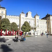 Vista de l’estació de trens de Lleida, que encara llueix el nom d’hotel Rambla on hi havia l’accés, a la dreta de la imatge. - INGRID SEGURA