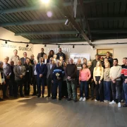 Els directius de la cadena, el conseller i l’alcalde juntament amb els agricultors-proveïdors de Lleida, amb Boix al centre. - AMADO FORROLLA