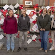 Presentació de la instal·lació amb el nom de l’Alba, l’adolescent de Tàrrega assassinada el 2013. - LAIA PEDRÓS