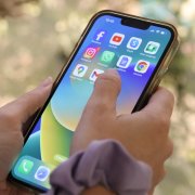 Una usuària amb un telèfon mòbil intel·ligent.