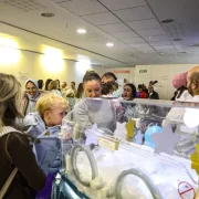 Un dels incubadors de la planta de nounats de l’Arnau de Vilanova exposat ahir per al Dia Mundial de la Prematuritat. - INGRID SEGURA