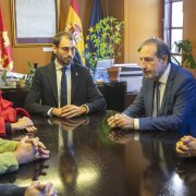 Una imatge de la reunió del conseller de Justícia, Ramon Espadaler, amb el paer de Cervera, Jan Pomés, i altres representants institucionals.