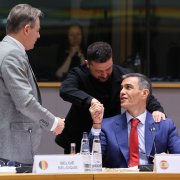 El president ucraïnès, Volodímir Zelenski, saludant el president espanyol, Pedro Sánchez, i el primer ministre belga, Bart de Wever, en la cimera de líders europeus