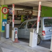 L’hipermercat Carrefour de Lleida instal·la barreres a l’aparcament