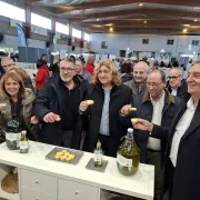 El conseller Sàmper va poder degustar l’oli de la cooperativa durant la seua visita. - E. FARNELL