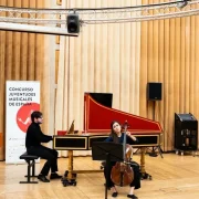 Laia Terré, amb el clavecinista Lorenzo Rupil, en la seua actuació en el concurs estatal de Música Antiga. - JM ESPAÑA