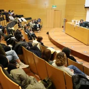 Fatima Talbi i Diane Kabuo van compartir les seues experiències durant la taula redona. - AMADO FORROLLA