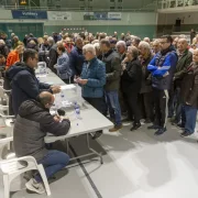 Els regants van acudir en massa a votar al pavelló de Térmens. - J. ECHEVARRIA