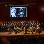 Centenars de cantaires, vint corals i l’Orquestra Simfònica Julià Carbonell van omplir l’escenari de l’Auditori per homenatjar l’emblemàtic director. - JORDI ECHEVARRIA