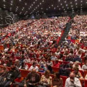 Ple absolut de públic ahir en la primera sessió del Mamapop a la Llotja. - JORDI ECHEVARRIA