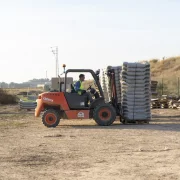 Un operari trasllada flotadors a la zona d’obres. - PAU PASCUAL PRAT