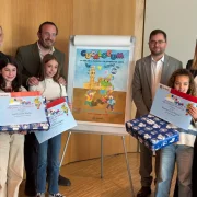 Finalistes (esq.) i guanyadora (dr.) del concurs de dibuix del cartell. - L. B. L.