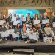 Representants dels cellers premiats ahir en el IV Concurs de Vins de la DO Costers del Segre, amb els seus respectius diplomes. - PAU PASQUAL PRAT