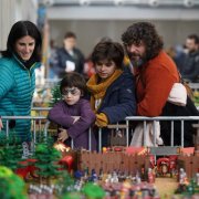 Una familia contempla un dels diorames durant una edició anterior.