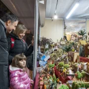 El Mercat de Santa Llúcia ja ocupa el Pati de les Comèdies de Lleida. Des d’ahir i fins al dia 24, amb quatre parades de pessebres i figures tradicionals, decoració festiva i arbres naturals. - J.GÓMEZ