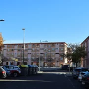 Imatge de la plaça Barcelona de la Mariola ahir al matí. - AMADO FORROLLA