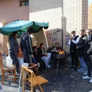 David Escudero, la seua dona, Rosario Jiménez, el seu fill i altres desallotjats, vora el bloc de pisos. - AMADO FORROLLA