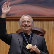 Joan Manuel Serrat rep la condecoració. - EFE