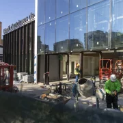 Obres malgrat ser festiu. Les obres de construcció de la nova estació d’autobusos de Lleida, ubicada als antics Docs i l’entorn de la farinaire La Meta, no paren ni en dia festiu. Ahir, dia de la festivitat de la Immaculada Concepció, operaris treballaven tant a l’exterior com a l’interior de l’equipament, que hauria d’estar en funcionament la primavera vinent. - JORDI ECHEVARRIA