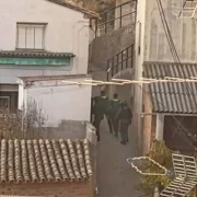 Moment en què la Guàrdia Civil va accedir a l’habitatge de l’agressor, que va ser trobat mort. - RRSS