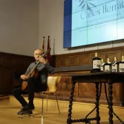 Carles Herraiz va interpretar ahir tres composicions d’Emili Pujol, durant la presentació en l’IEI. - AMADO FORROLLA