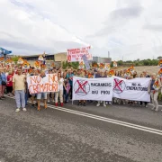 Protesta veïnal contra el crematori al costat del solar del carrer Almeria on es preveia aixecar. - JORDI ECHEVARRIA