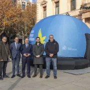 Presentació ahir de la cúpula itinerant davant la subdelegació del Govern a Lleida. - JORDI ECHEVARRIA