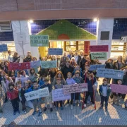 Famílies de Joc de la Bola amb pancartes en contra del tancament de la ludoteca Arenys del Segre. - PAU PASCUAL PRAT