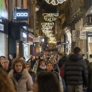 L’Eix Comercial es va omplir de gent tant al matí com a la tarda. - PAU PASCUAL PRAT